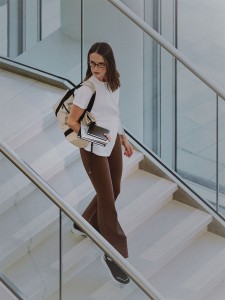 4F Legginsy w prążki z rozszerzanymi nogawkami damskie - brązowe M