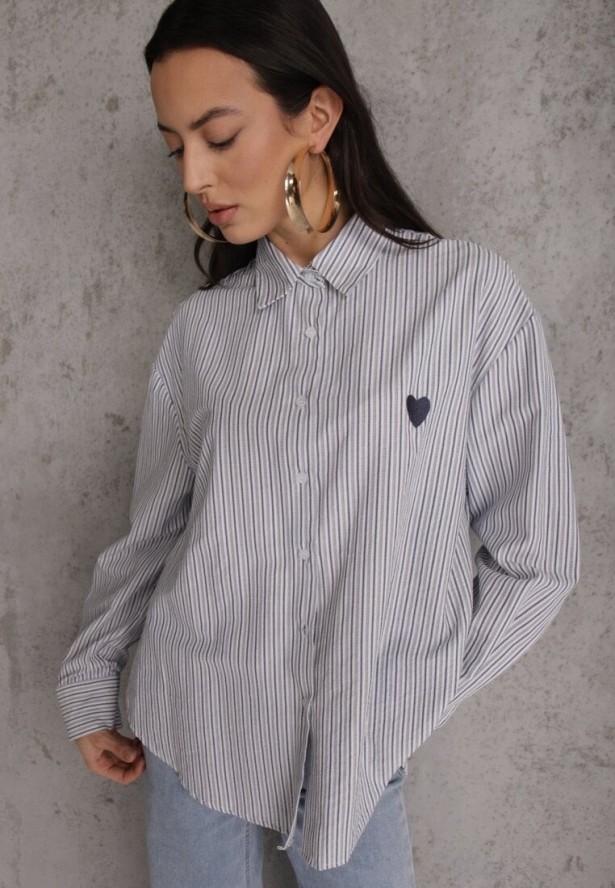 Niebieska Koszula z Bawełną w Paski z Haftowaną Aplikacją Serca Sewrona