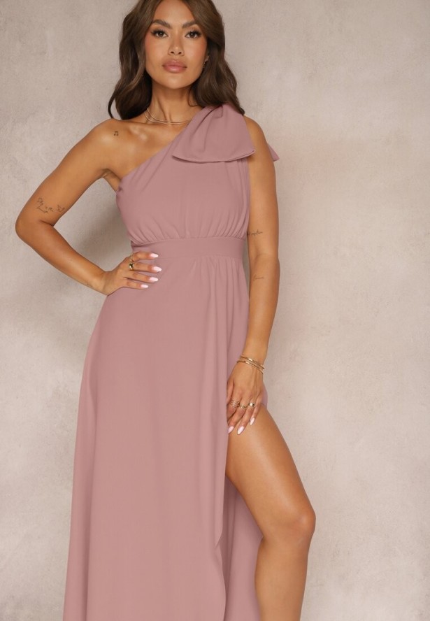 Ciemnoróżowa Sukienka Koktajlowa o Asymetrycznym Kroju na Jedno Ramię Ozdobiona Kokardą Vimorissa