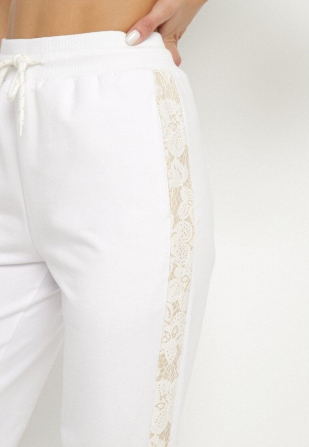 Białe Spodnie Dresowe z Bawełną i Wysokim Stanem Ozdobione Koronką Evarose