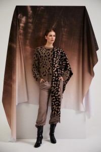 Sweter w panterkę brązowy