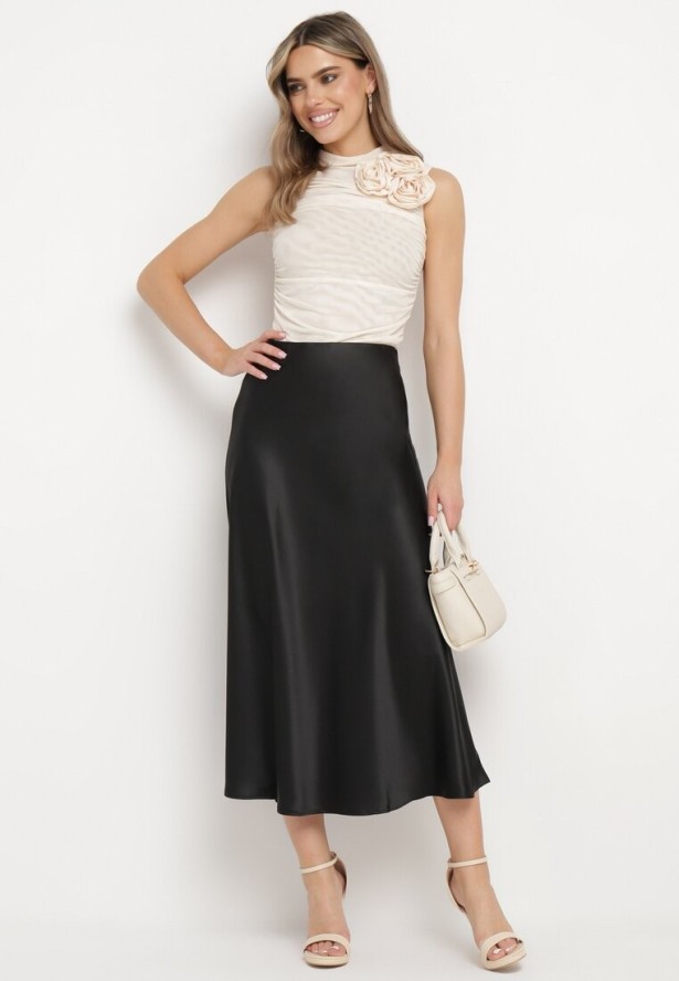 Czarna Rozkloszowana Midi Spódnica Satynowa Zapinana na Suwak z Gumką w Pasie Williwarne