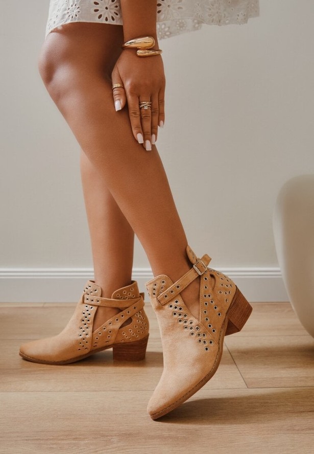 Beżowe Botki Kowbojki Vices na Obcasie Ozdobione Wycięciem i Metalicznymi Wstawkami Nelori