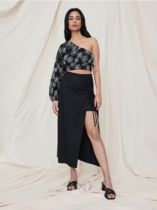 Crop top w kwiaty - czarny