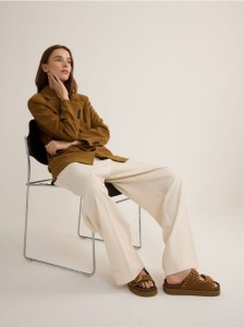 Zamszowe klapki z paskami - brązowy