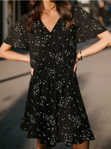Sukienka z wiskozy w kwiatowy wzór - czarny