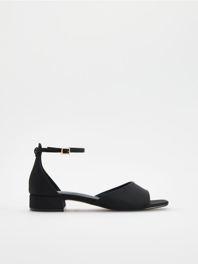 Sandały na obcasie - czarny