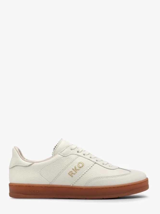 Białe półbuty sportowe w na beżowym spodzie