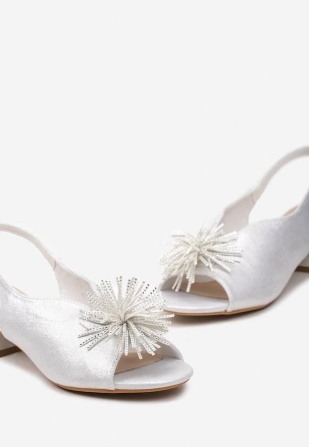 Białe Sandały Vices na Słupku z Ozdobnym Pomponem i Skórzaną Wkładką Agistra