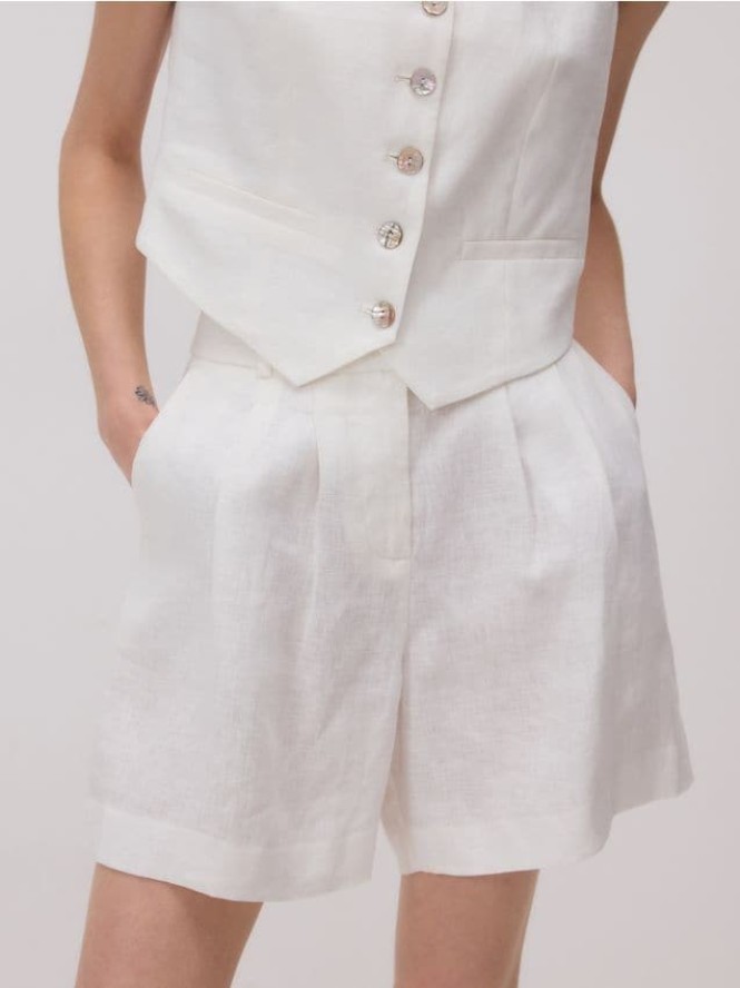 Lniane bermudy z zakładkami - biały