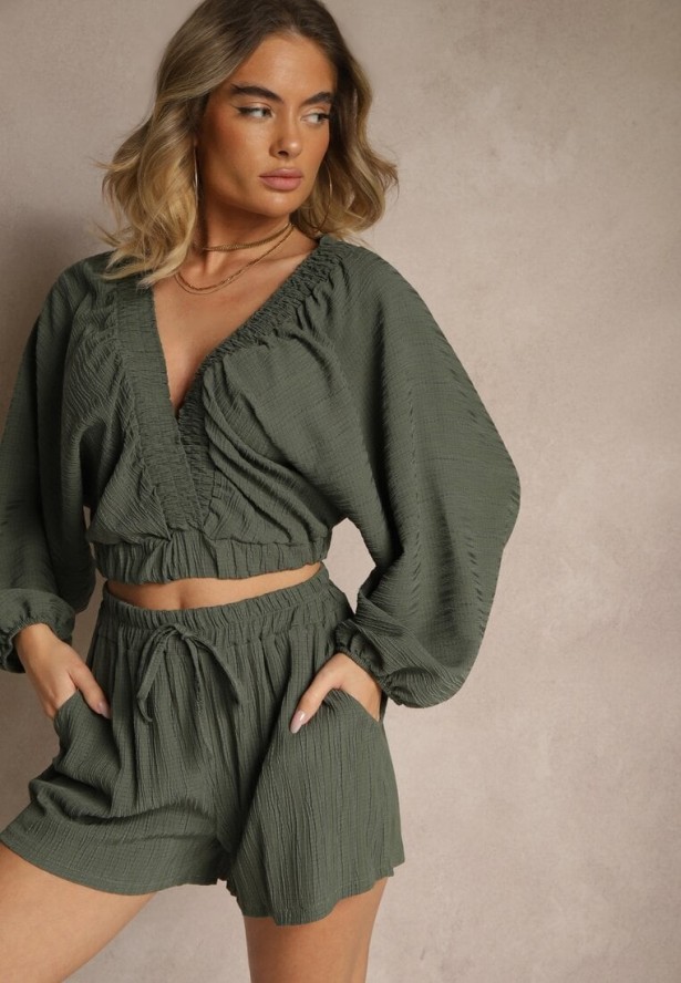 Ciemnozielony 2-Częściowy Komplet Bluzka z Głębokim Dekoltem Szorty z Gumką w Talii Gemvia