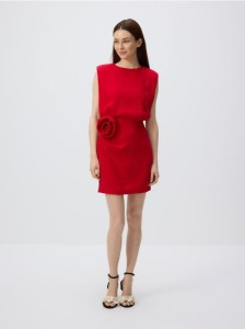 Sukienka mini z ozdobną różą - czerwony
