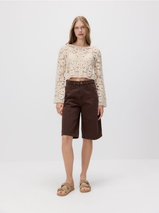 Jeansowe szorty z kantem - brązowy