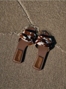 Zamszowe klapki ze zwierzęcym wzorem - wielobarwny