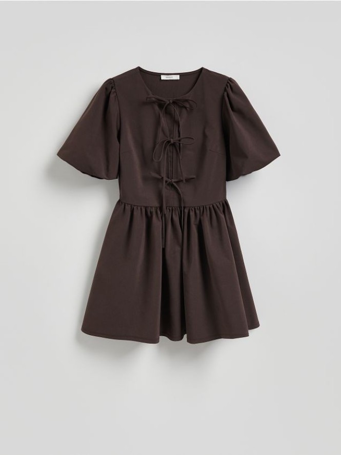 Sukienka mini z wiązaniem - ciemnobrązowy