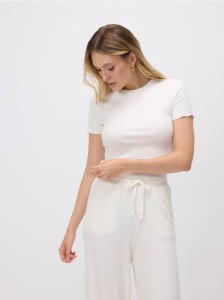 T-shirt w prążek - złamana biel