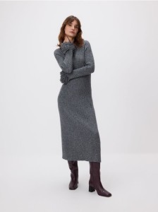 Sukienka z ozdobnym rękawem - wielobarwny