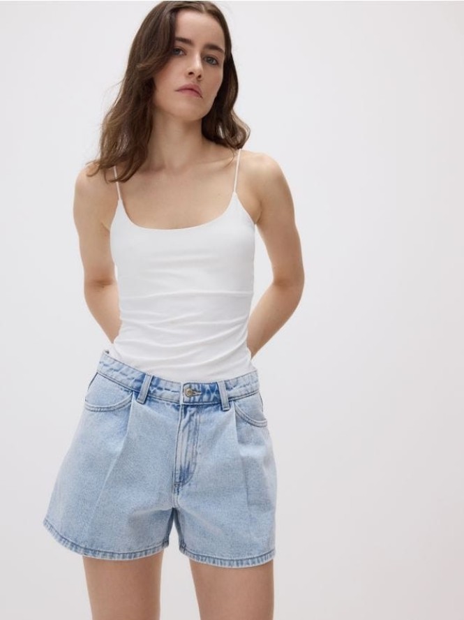 Jeansowe szorty z zakładkami - niebieski