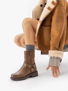 Botki typu biker z metalowymi ozdobami