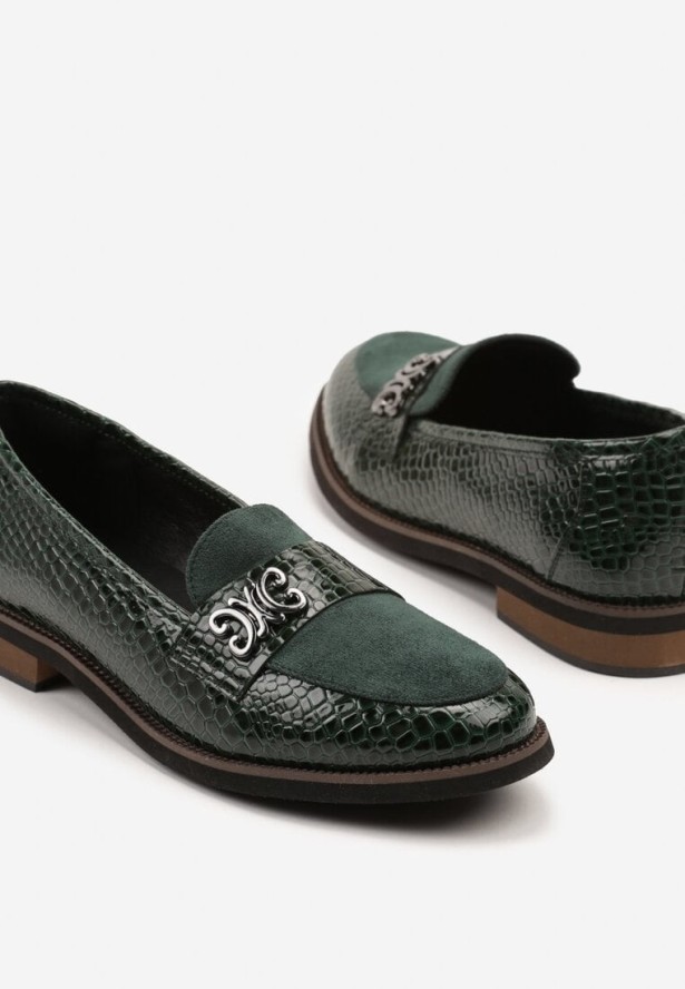 Zielone Lakierowane Mokasyny z Metalową Klamerką i Skórzaną Wkładką Solkia