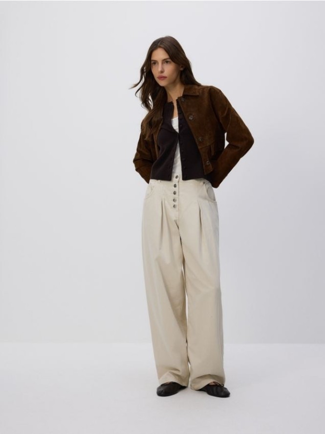 Jeansy barrel z zakładkami - kremowy