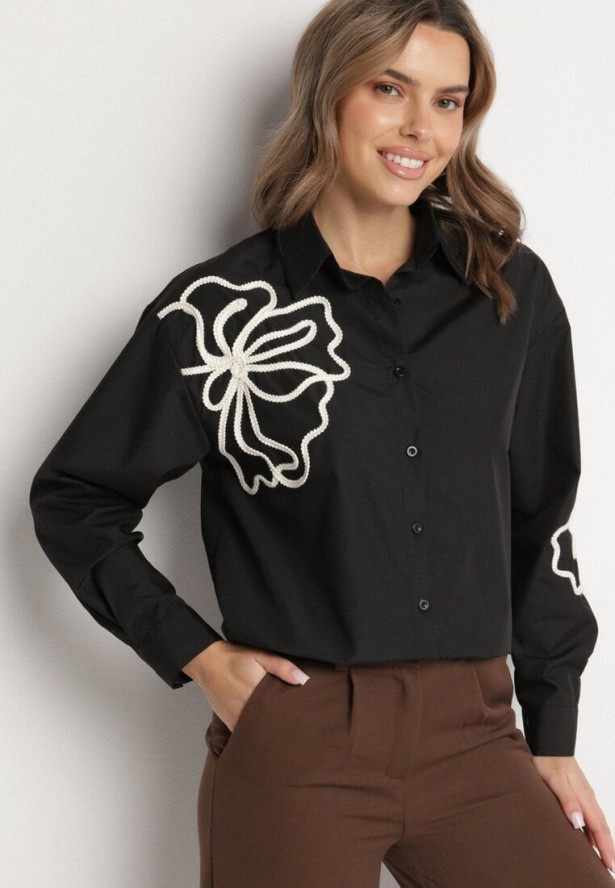 Czarna Koszula o Kroju Oversize z Wiskozą Zdobiona Kwiatową Aplikacją Zelbia