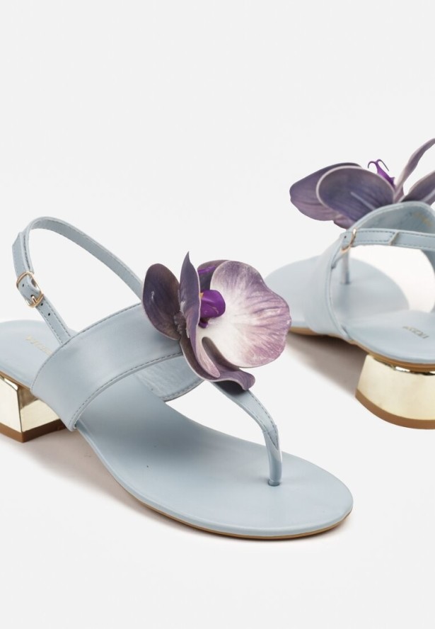 Niebieskie Sandały w Stylu Japonek Vices na Niskim Słupku z Kwiatowym Zdobieniem Natrina