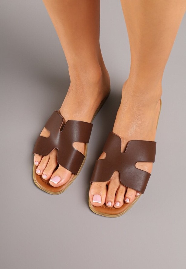 Ciemnobrązowe Klapki na Płaskiej Podeszwie w Klasycznym Stylu z Wycięciami Filinda