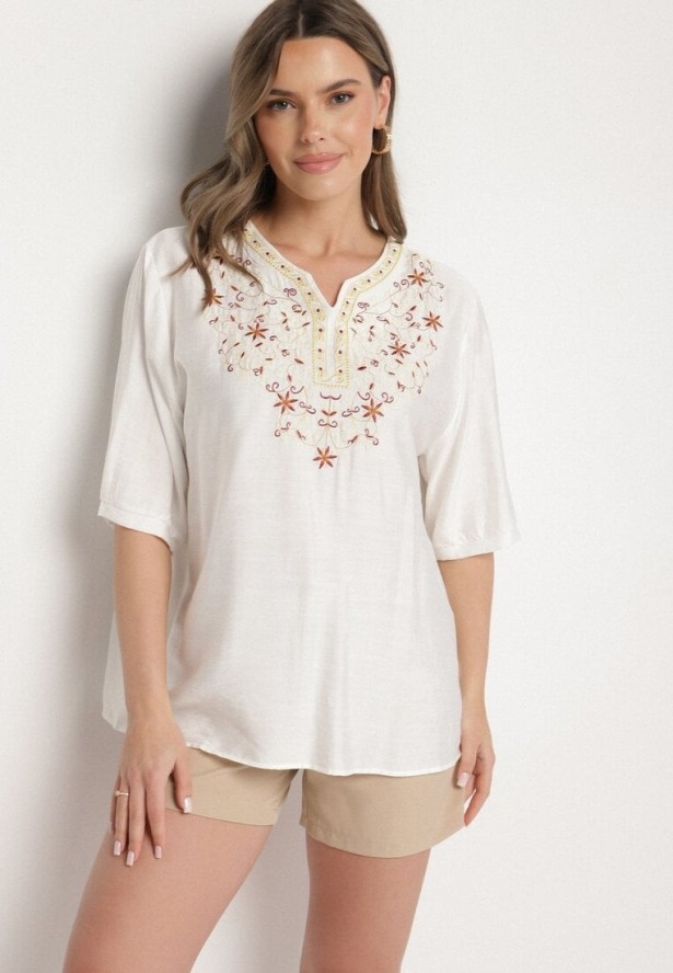 Biała Bawełniana Bluzka z Haftowanymi Zdobieniami Przy Dekolcie Mirundria