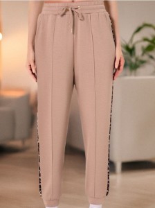 Spodnie dresowe soft touch z ozdobnymi lampasami w panterkę - wielobarwny