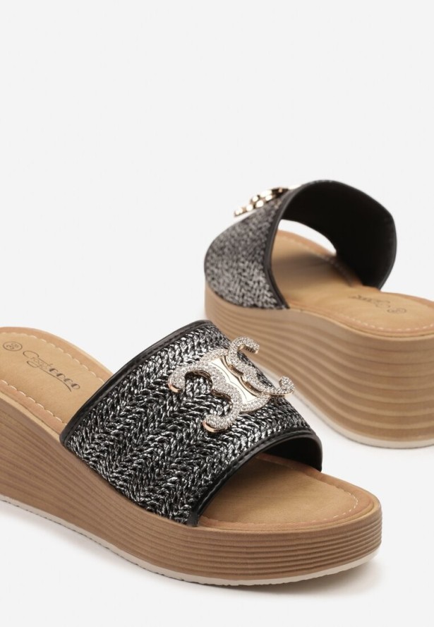 Czarne Klapki na Koturnie Ozdobione Cyrkoniową Aplikacją i Plecionką Kinaris