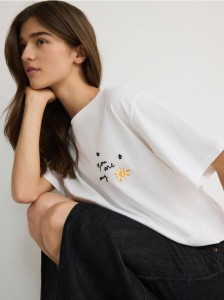 T-shirt boxy z nadrukiem - złamana biel