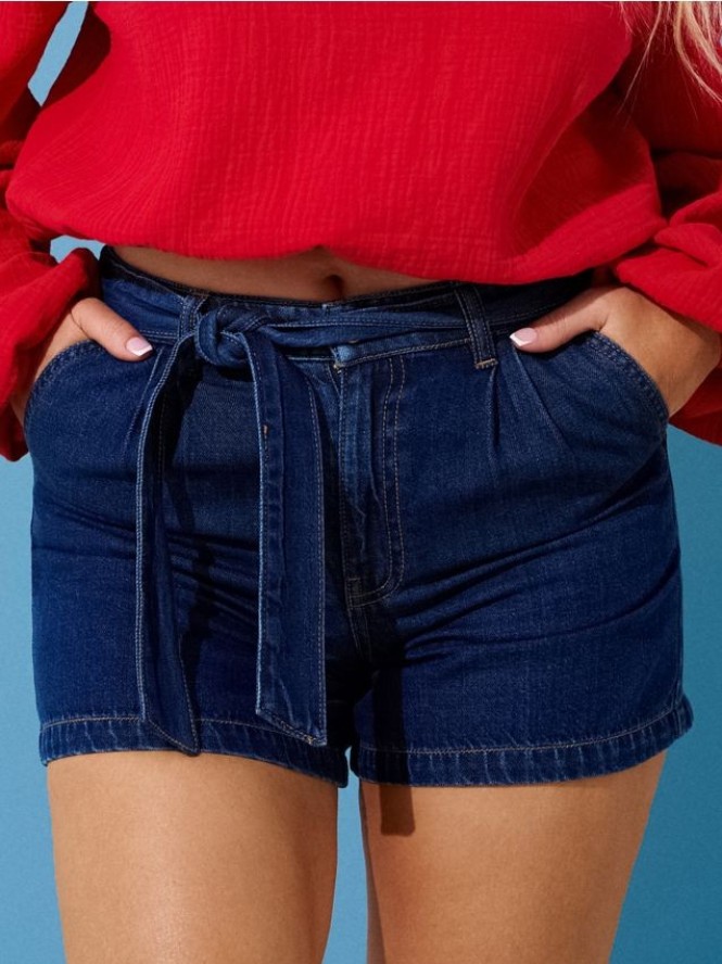 Szorty jeansowe z paskiem z domieszką lyocellu - granatowy