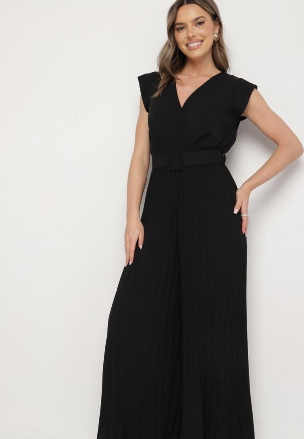 Czarny Kombinezon o Kopertowym Kroju z Plisami i Paskiem w Talii Salivania