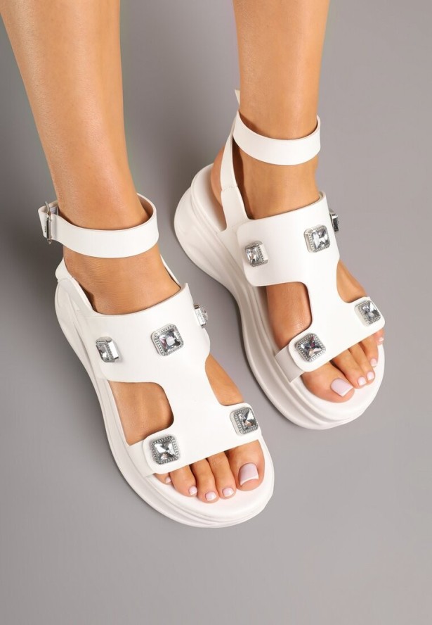 Białe Sandały na Platformie z Metalicznymi Ozdobami Liozea