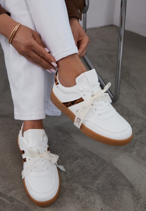 Białe Sneakersy Typu Kultowe Tenisówki z Ozdobną Odpinaną Kokardą Korilinda