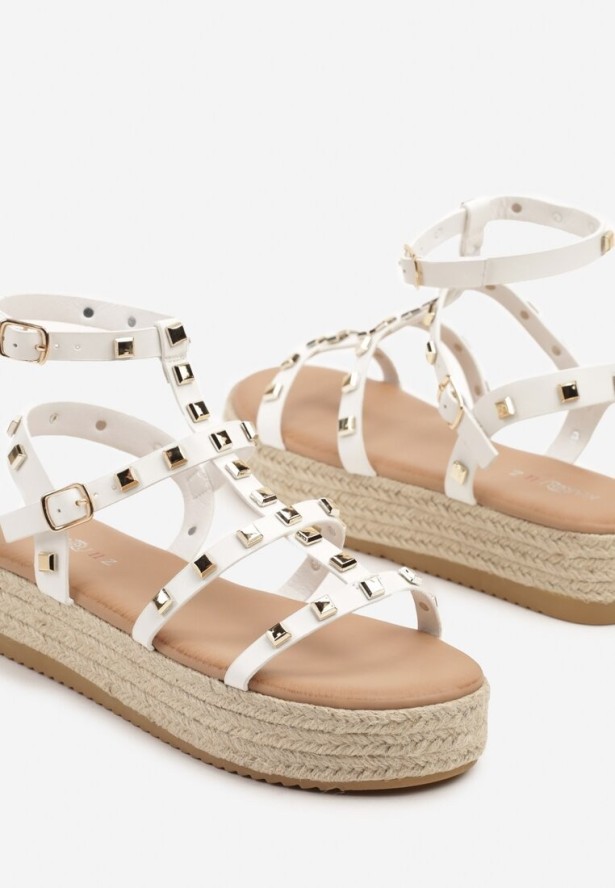 Białe Sandały Gladiatorki z Nitami na Plecionej Platformie Sonariona