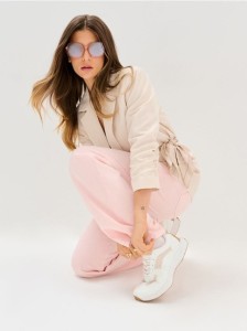 Sznurowane sneakersy z imitacji skóry - kremowy