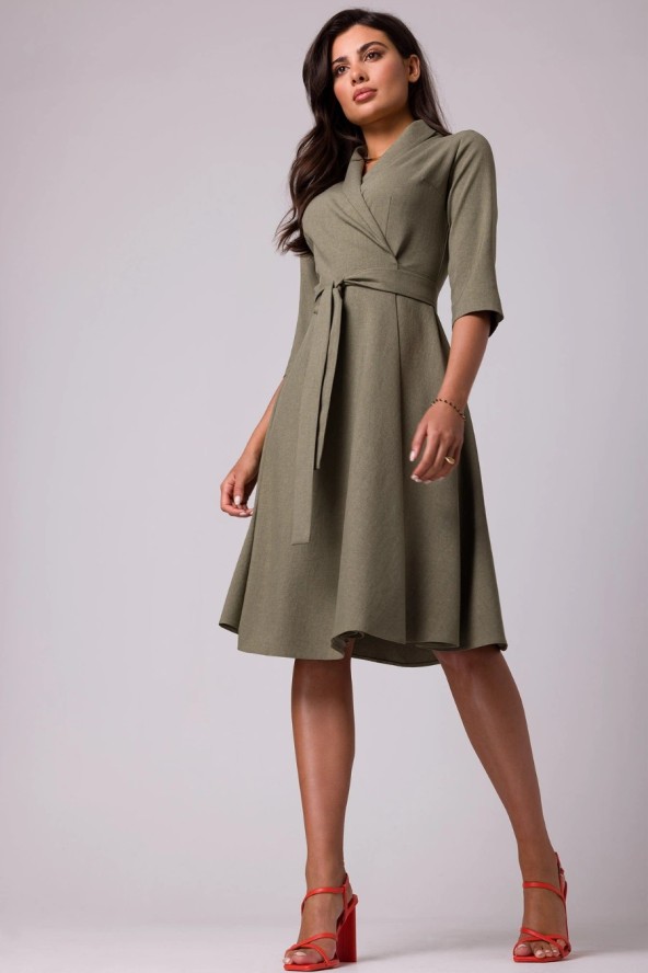 Rozkloszowana sukienka kopertowa z wiązaniem w pasie khaki
