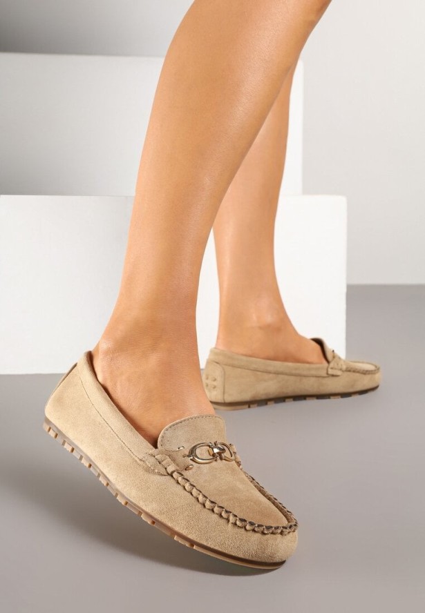 Ciemnobeżowe Mokasyny z Imitacji Zamszu Zdobione Metaliczną Aplikacją Soltewi