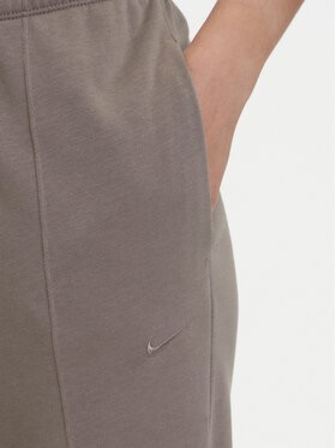 Nike Spodnie dresowe Chill Terry FN2434 Brązowy Regular Fit