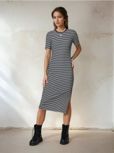 Sukienka w paski - wielobarwny