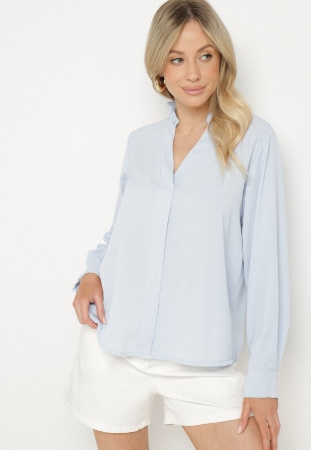 Jasnoniebieska Bluzka z Dekoltem w Serek i Stójką z Falbanką Davisora