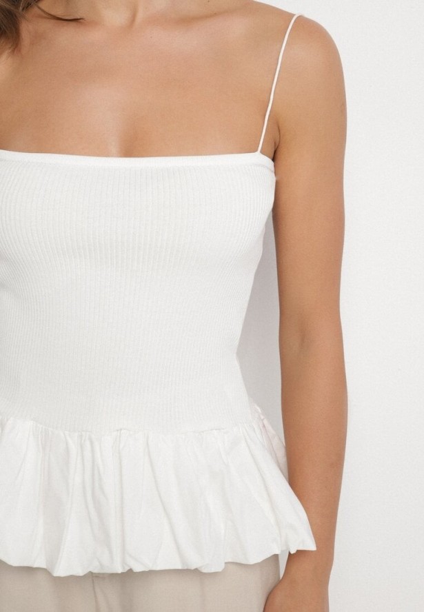 Jasnobeżowy Prążkowany Top z Ozdobną Falbanką Alutte