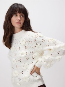 Sweter z aplikacją 3D - złamana biel