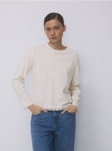 Bawełniany longsleeve z koronką - kremowy