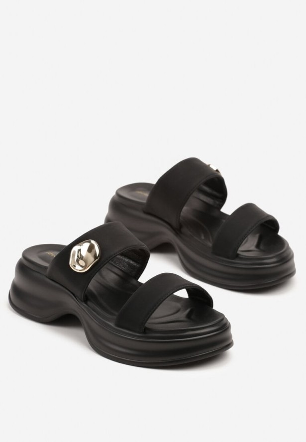 Czarne Klapki na Grubej Nieregularnej Podeszwie z Metaliczną Ozdobą Lilinese