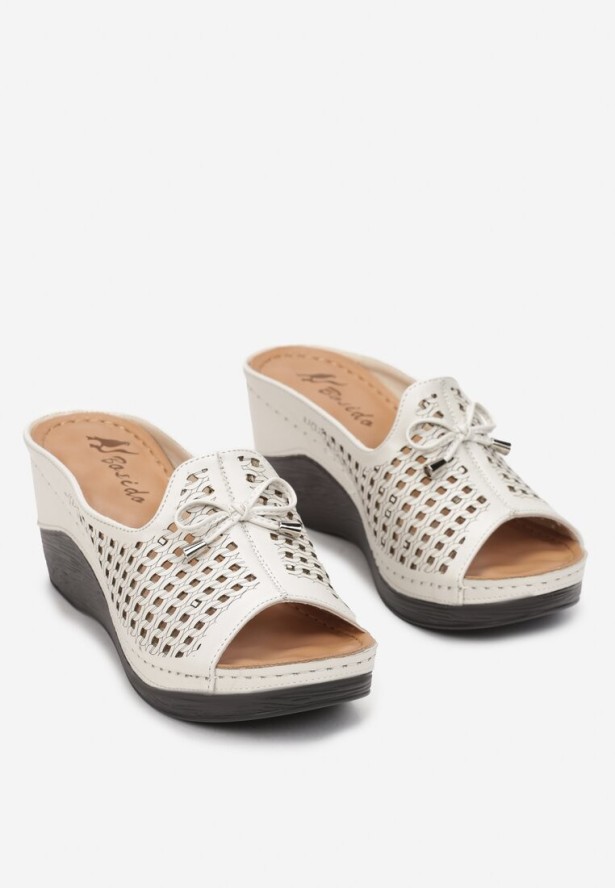 Beżowe Klapki na Niewysokim Koturnie z Szerokim Ażurowym Paskiem Hotali