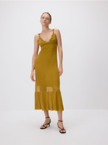 Sukienka z kwiatową aplikacją - oliwkowy