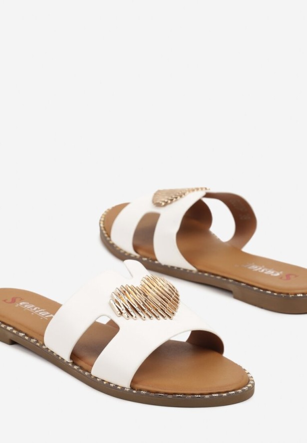 Białe Klapki z Wycięciami i Motywem Serca Talvisa